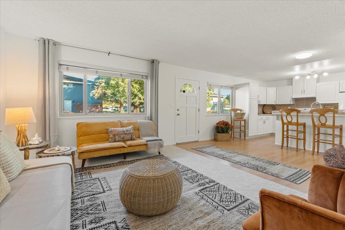 Detail Gallery Image 4 of 16 For 1375 42nd Ave #1,  Capitola,  CA 95010 - 2 Beds | 1 Baths