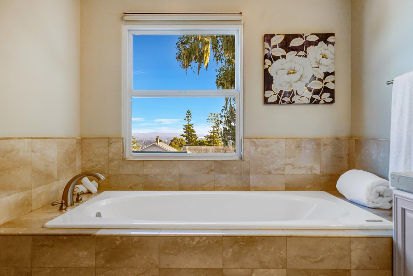 Detail Gallery Image 10 of 21 For 981 Harrison St, Monterey,  CA 93940 - 3 Beds | 2/1 Baths