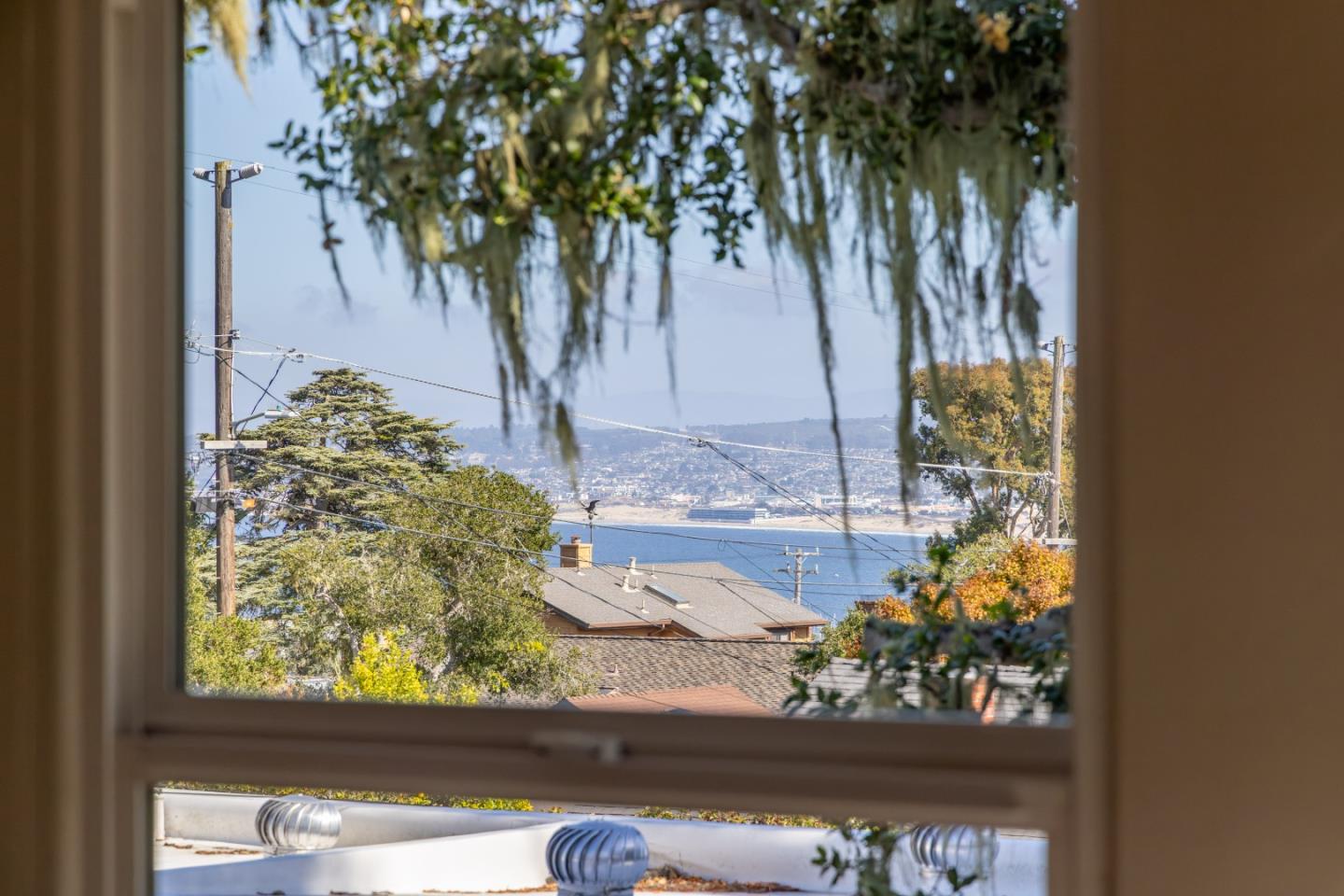 Detail Gallery Image 13 of 21 For 981 Harrison St, Monterey,  CA 93940 - 3 Beds | 2/1 Baths