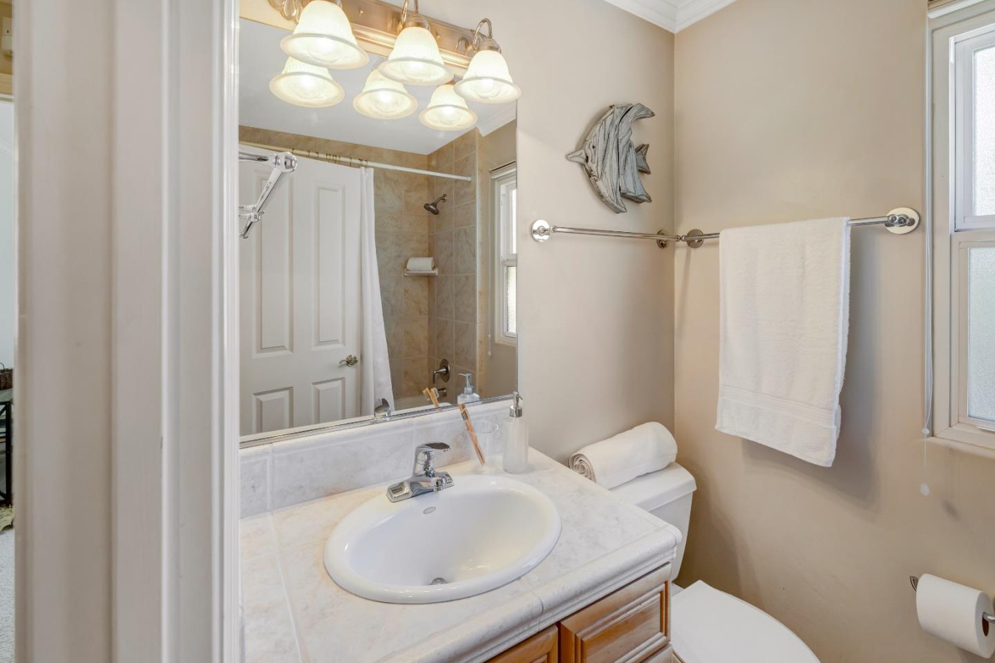 Detail Gallery Image 14 of 21 For 981 Harrison St, Monterey,  CA 93940 - 3 Beds | 2/1 Baths