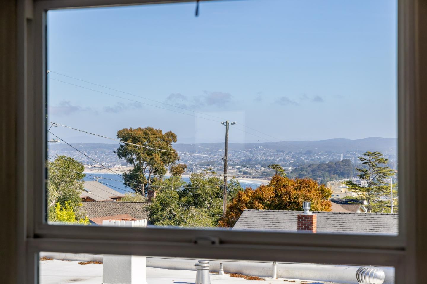 Detail Gallery Image 9 of 21 For 981 Harrison St, Monterey,  CA 93940 - 3 Beds | 2/1 Baths