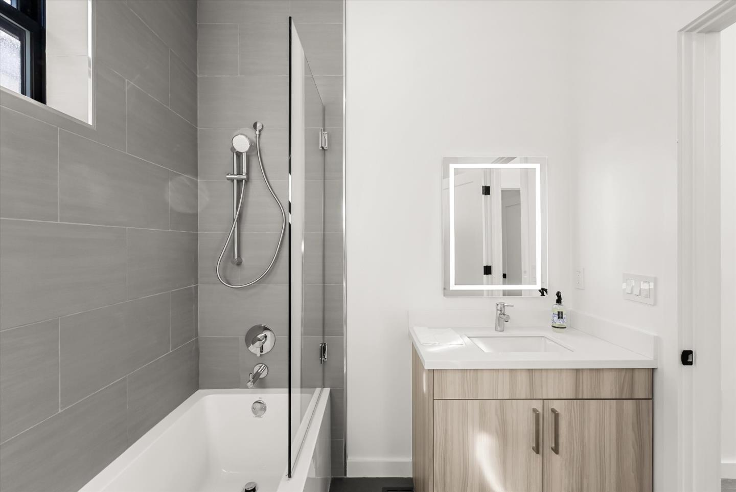 Detail Gallery Image 20 of 24 For 924 Woodside Rd, Redwood City,  CA 94061 - 3 Beds | 3 Baths