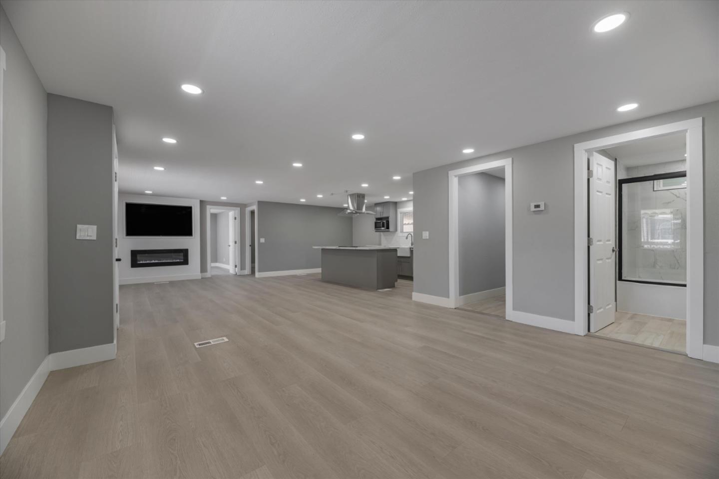 Detail Gallery Image 2 of 13 For 174 Redwood Dr #174,  Hollister,  CA 95023 - 4 Beds | 2 Baths