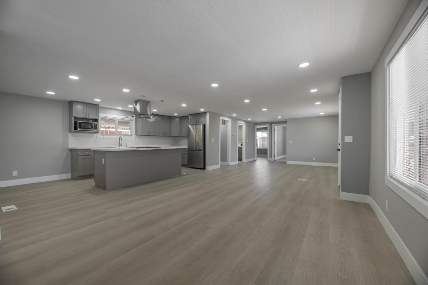 Detail Gallery Image 5 of 13 For 174 Redwood Dr #174,  Hollister,  CA 95023 - 4 Beds | 2 Baths