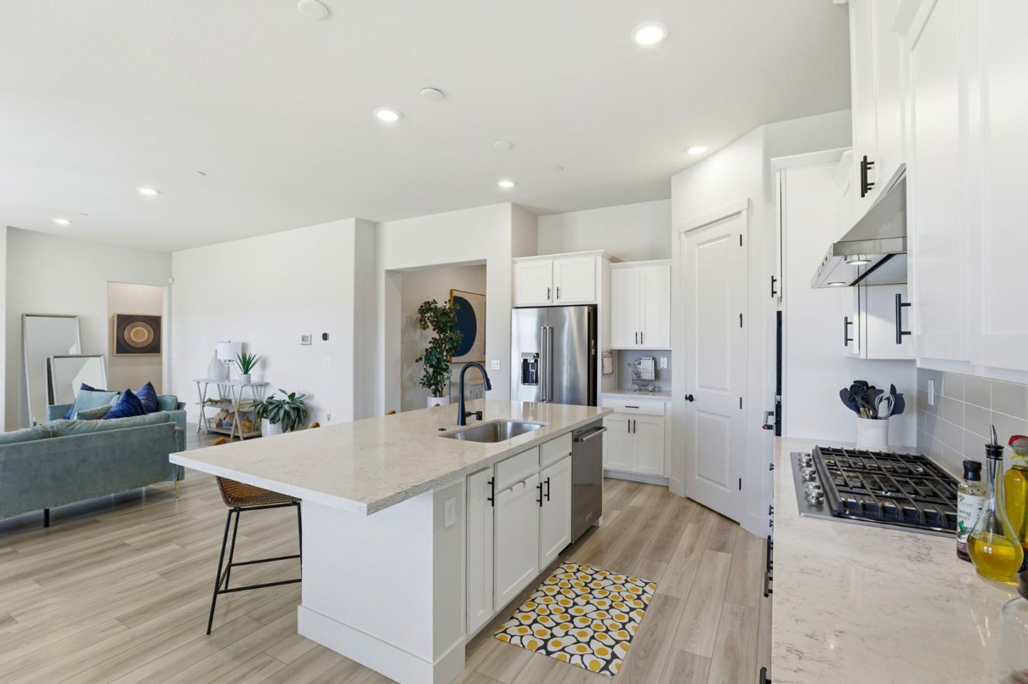 Detail Gallery Image 10 of 44 For 208 Luna Way, Hollister,  CA 95023 - 4 Beds | 3 Baths