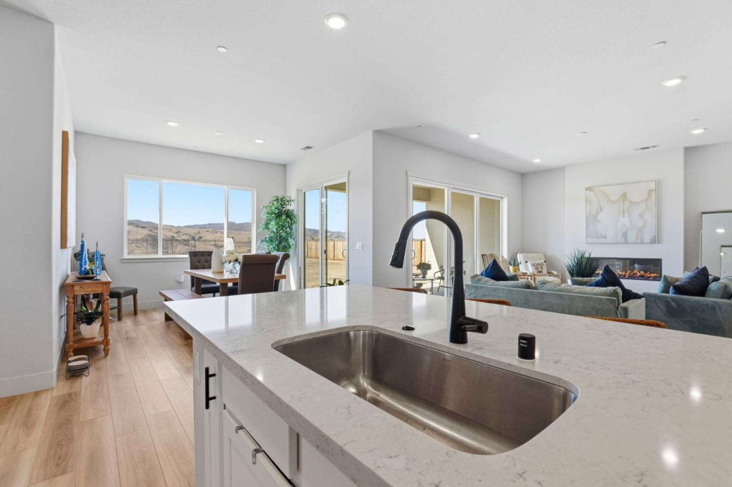 Detail Gallery Image 12 of 44 For 208 Luna Way, Hollister,  CA 95023 - 4 Beds | 3 Baths