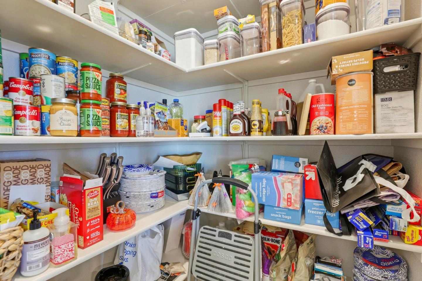 Detail Gallery Image 13 of 44 For 208 Luna Way, Hollister,  CA 95023 - 4 Beds | 3 Baths