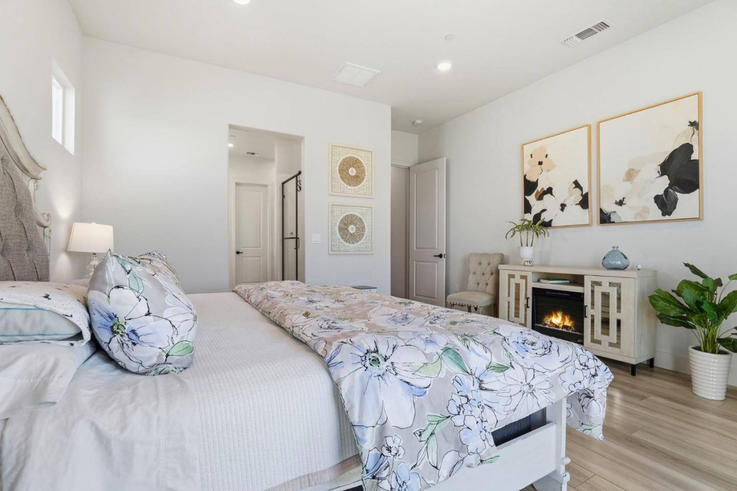 Detail Gallery Image 19 of 44 For 208 Luna Way, Hollister,  CA 95023 - 4 Beds | 3 Baths