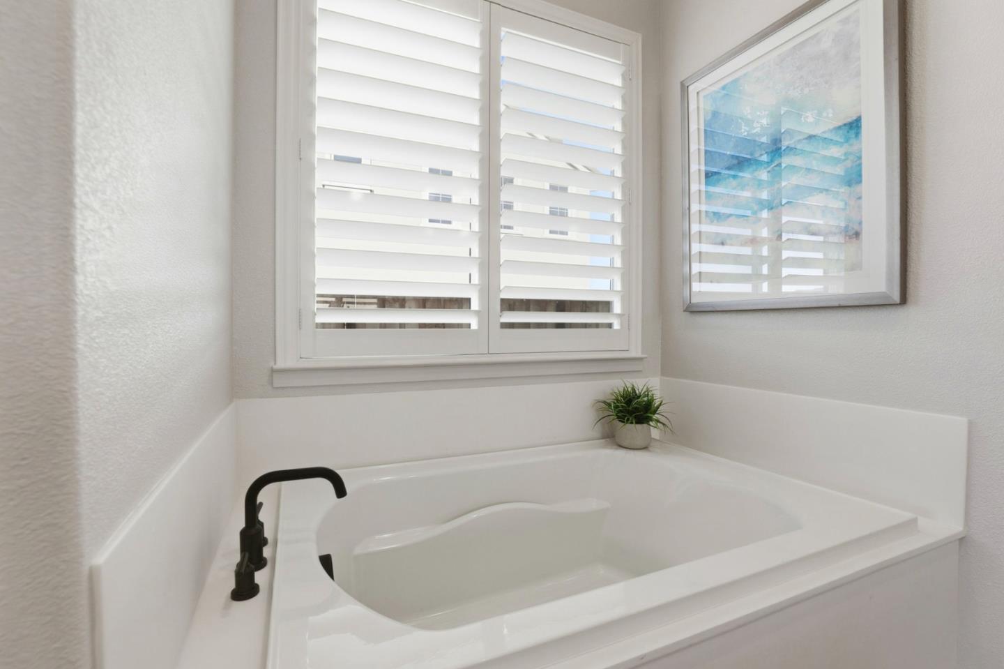 Detail Gallery Image 24 of 44 For 208 Luna Way, Hollister,  CA 95023 - 4 Beds | 3 Baths