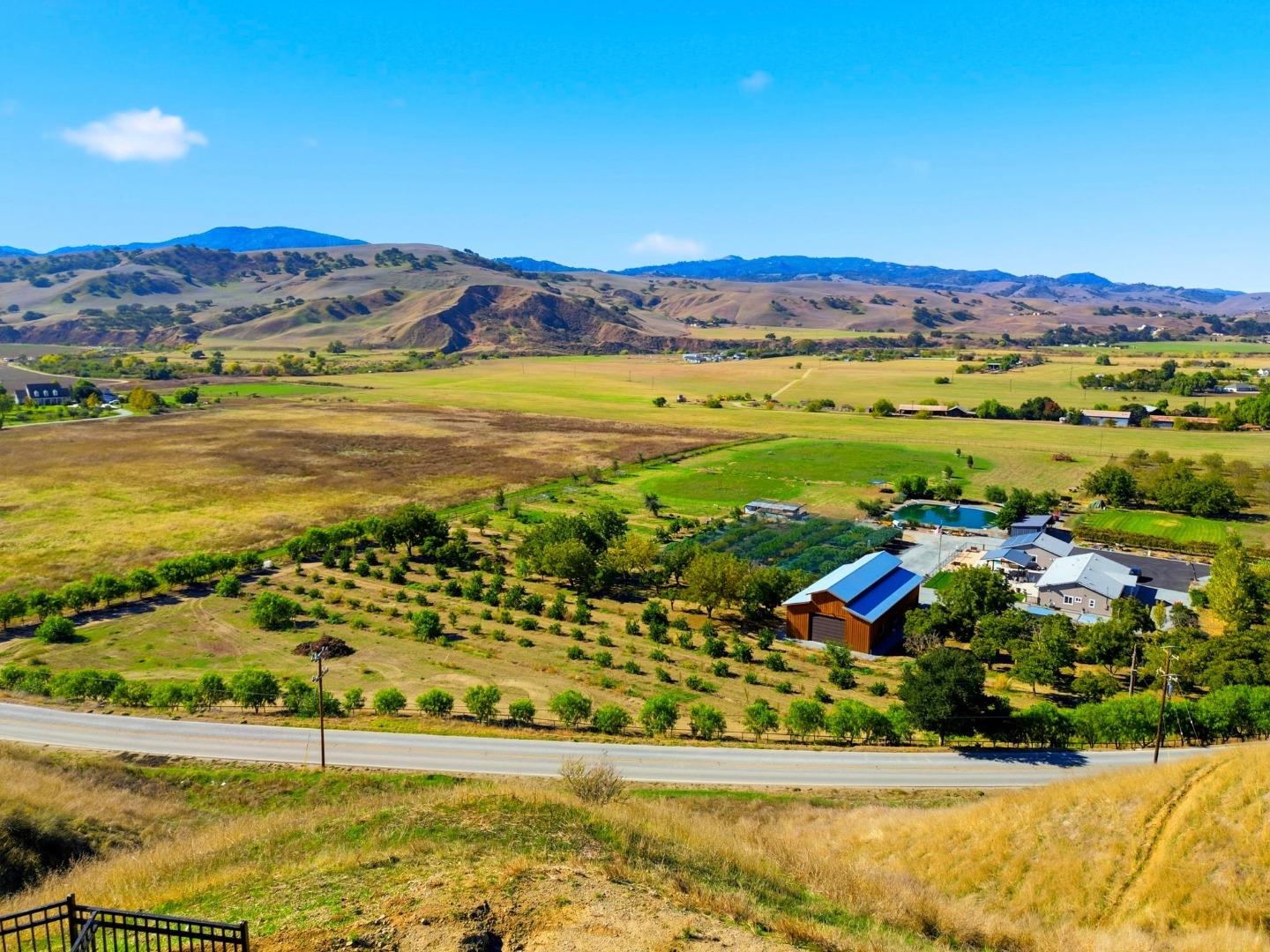 Detail Gallery Image 43 of 44 For 208 Luna Way, Hollister,  CA 95023 - 4 Beds | 3 Baths