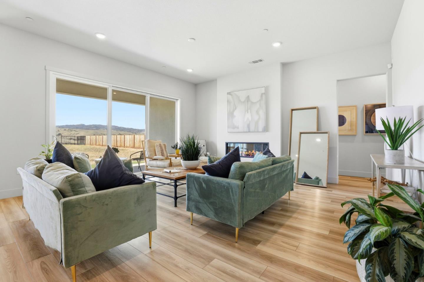 Detail Gallery Image 5 of 44 For 208 Luna Way, Hollister,  CA 95023 - 4 Beds | 3 Baths