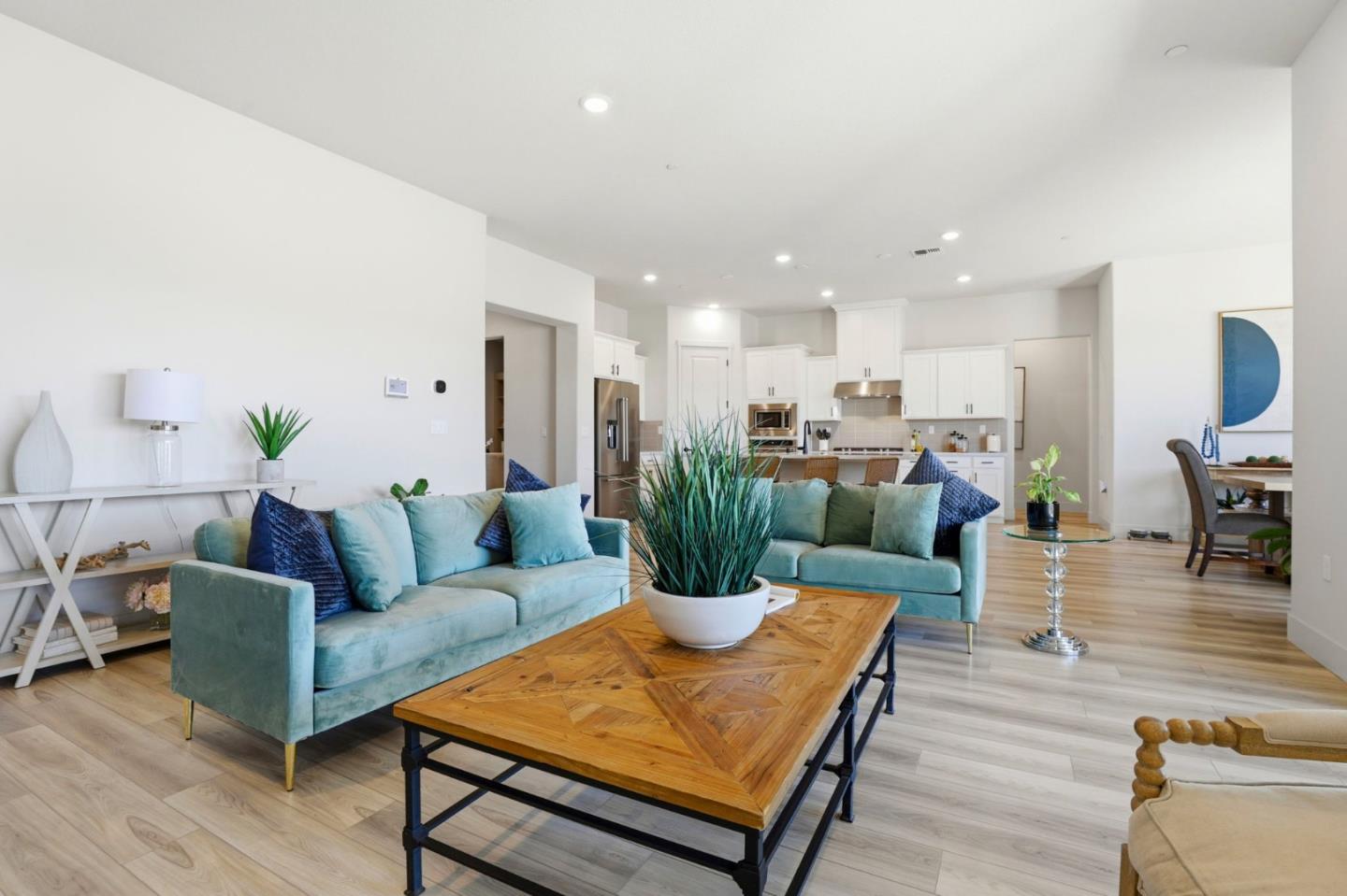 Detail Gallery Image 6 of 44 For 208 Luna Way, Hollister,  CA 95023 - 4 Beds | 3 Baths