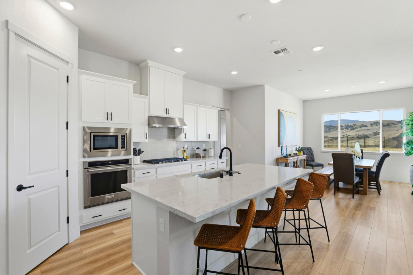 Detail Gallery Image 8 of 44 For 208 Luna Way, Hollister,  CA 95023 - 4 Beds | 3 Baths