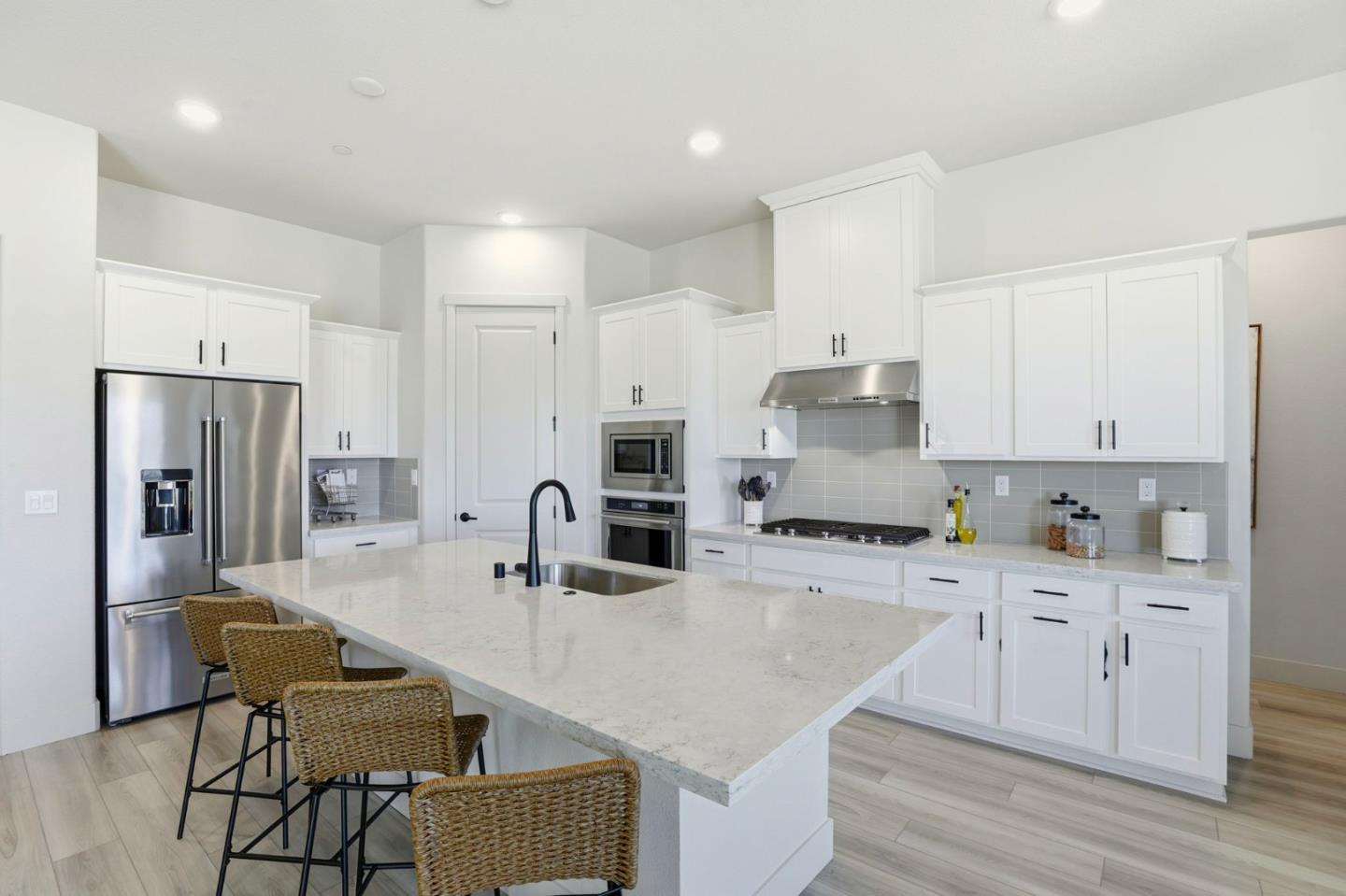 Detail Gallery Image 9 of 44 For 208 Luna Way, Hollister,  CA 95023 - 4 Beds | 3 Baths