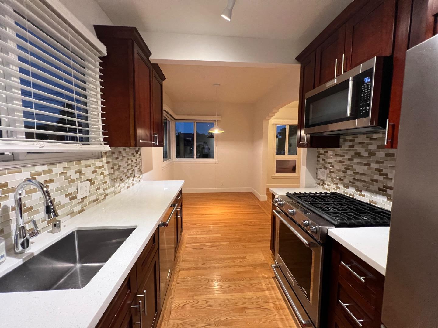 Detail Gallery Image 11 of 23 For 1217 Capuchino #1,  Burlingame,  CA 94010 - 1 Beds | 1 Baths