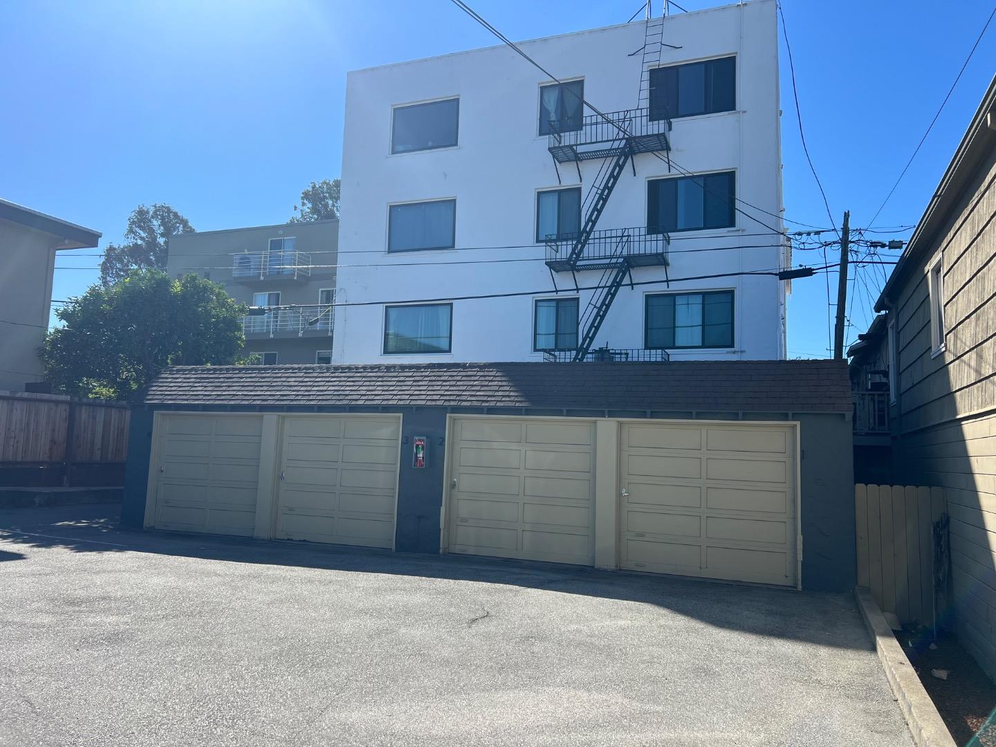 Detail Gallery Image 20 of 23 For 1217 Capuchino #1,  Burlingame,  CA 94010 - 1 Beds | 1 Baths