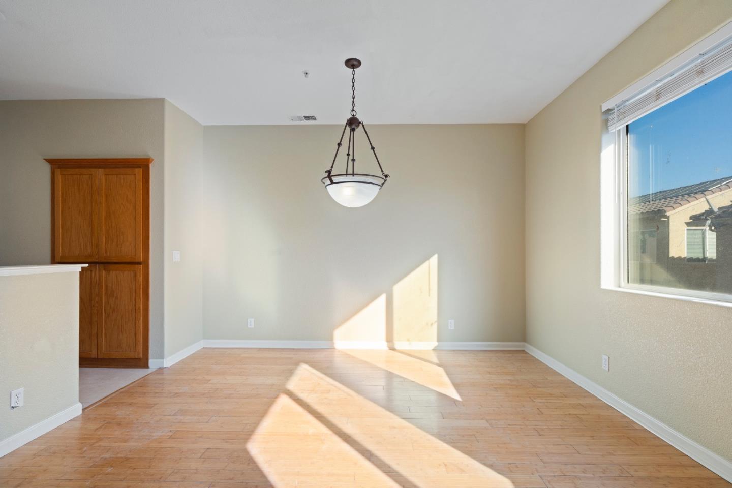 Detail Gallery Image 12 of 34 For 757 Roble St, Watsonville,  CA 95076 - 4 Beds | 2/1 Baths