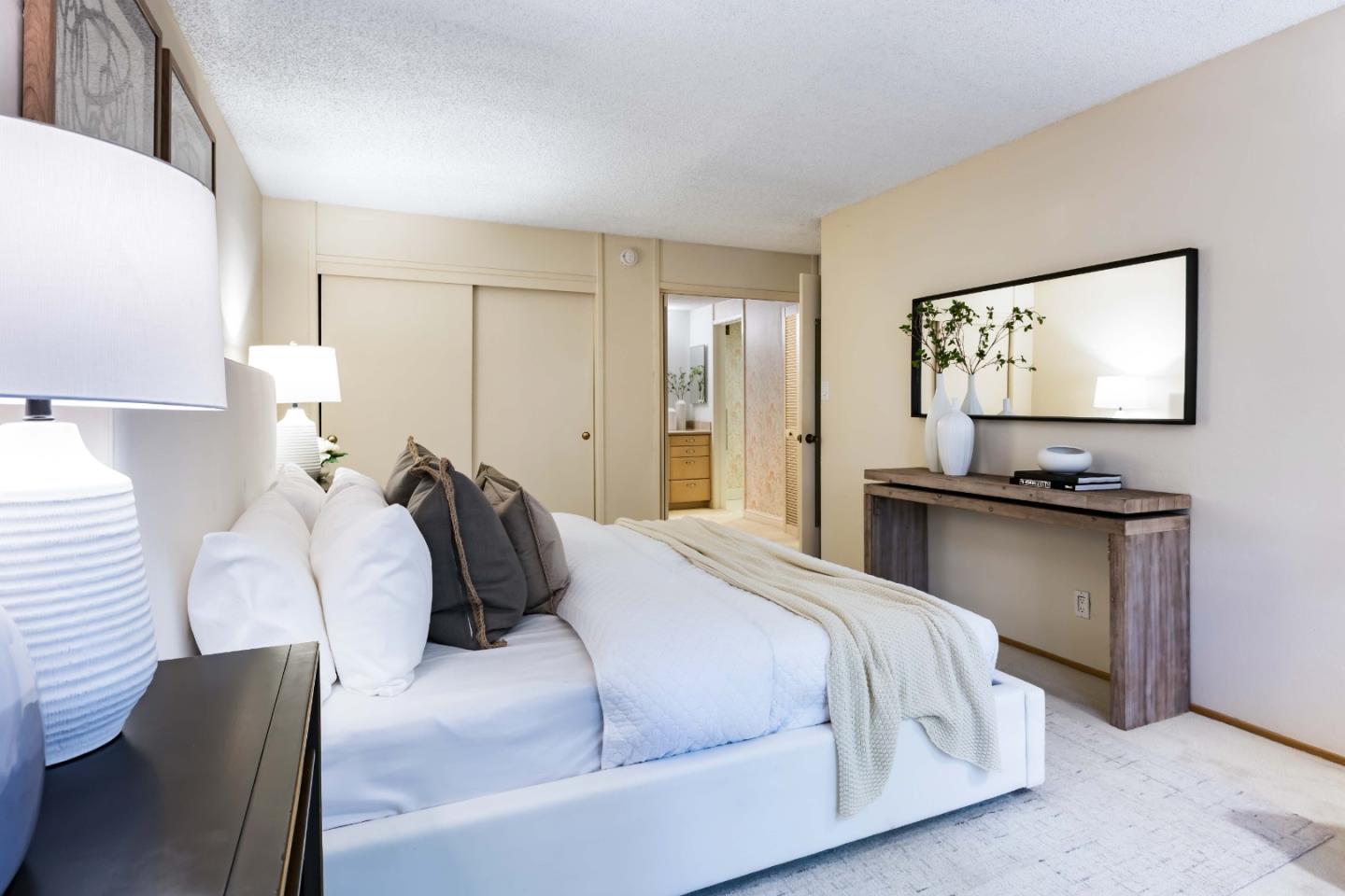 Detail Gallery Image 10 of 21 For 1100 Sharon Park Dr #3,  Menlo Park,  CA 94025 - 3 Beds | 2 Baths