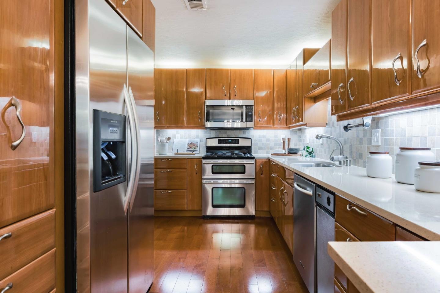 Detail Gallery Image 7 of 21 For 1100 Sharon Park Dr #3,  Menlo Park,  CA 94025 - 3 Beds | 2 Baths