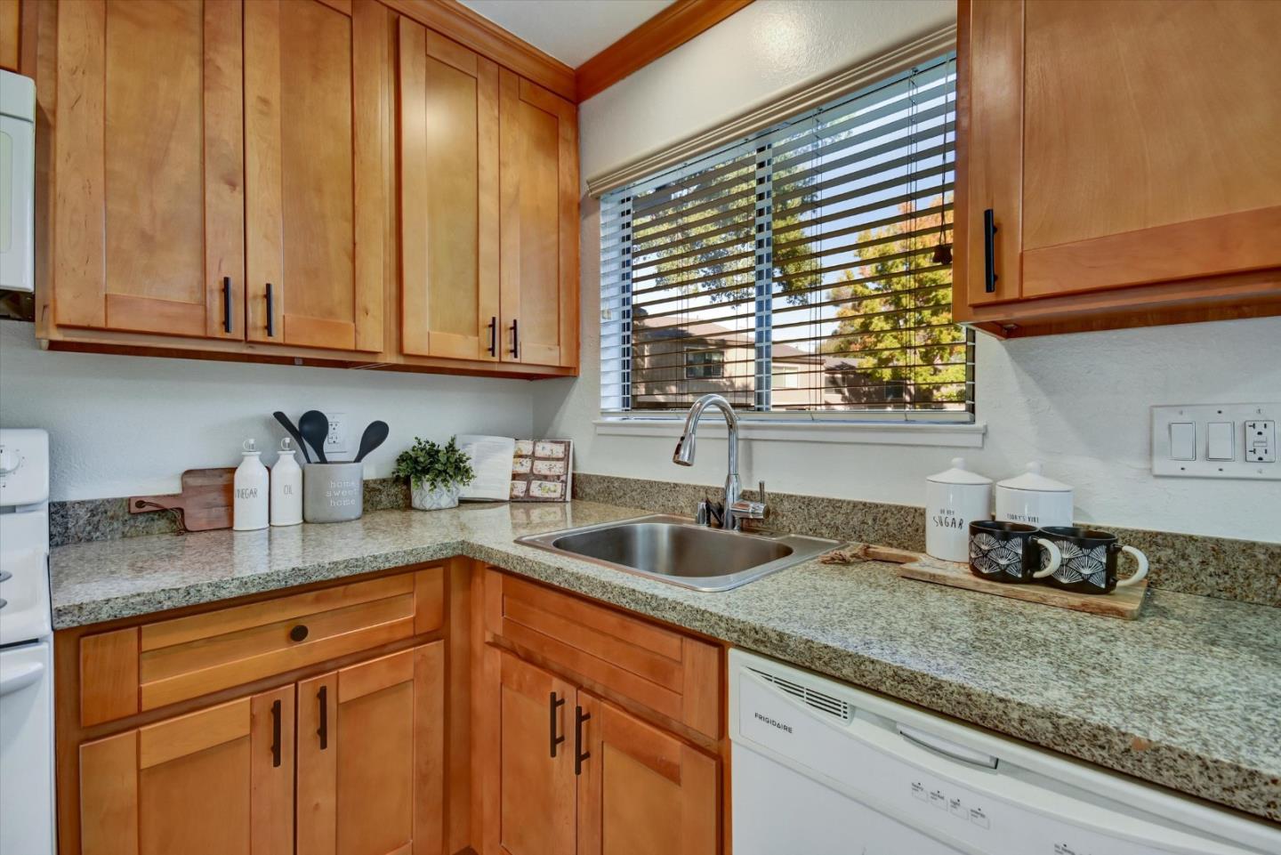 Detail Gallery Image 7 of 19 For 435 Alberto Way #17,  Los Gatos,  CA 95032 - 3 Beds | 2/1 Baths