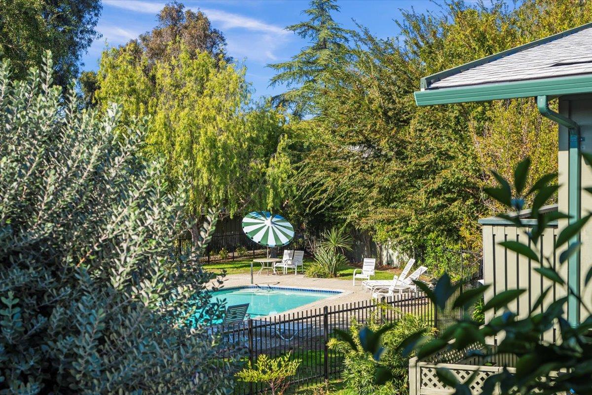 Detail Gallery Image 14 of 19 For 278 Monroe Dr #17,  Mountain View,  CA 94040 - 2 Beds | 1 Baths