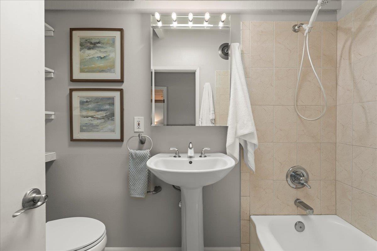 Detail Gallery Image 15 of 19 For 278 Monroe Dr #17,  Mountain View,  CA 94040 - 2 Beds | 1 Baths