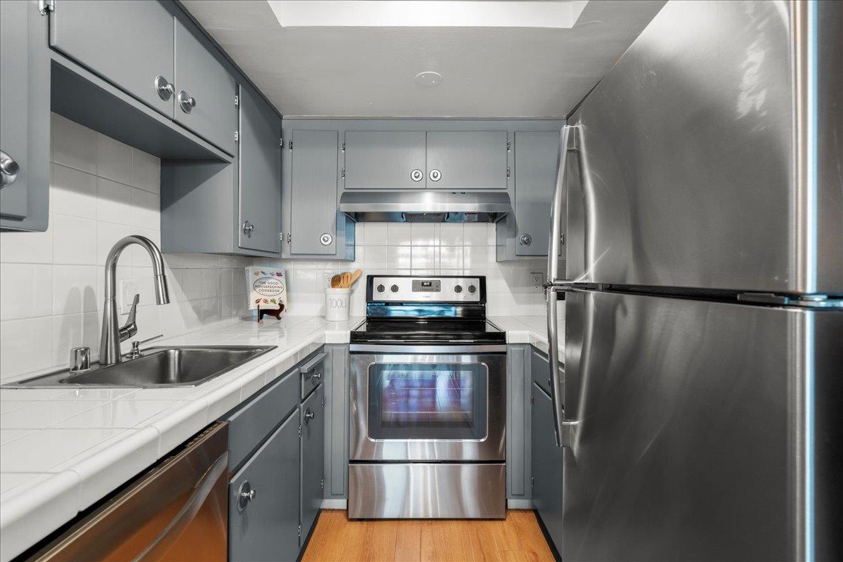 Detail Gallery Image 9 of 19 For 278 Monroe Dr #17,  Mountain View,  CA 94040 - 2 Beds | 1 Baths