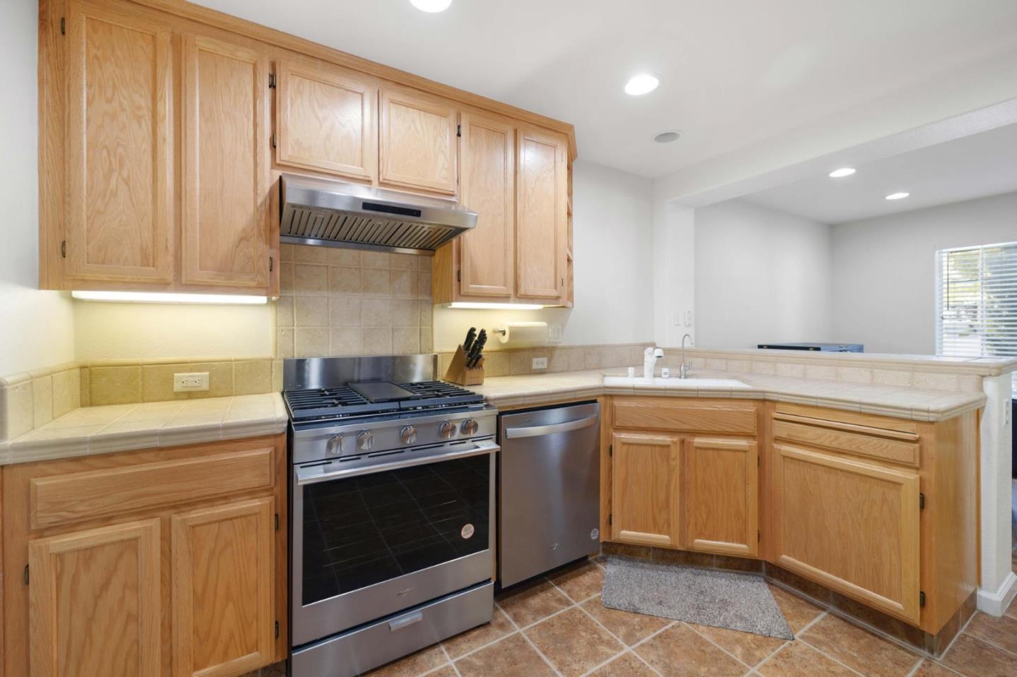 Detail Gallery Image 11 of 37 For 3963 Mosher Dr, San Jose,  CA 95135 - 3 Beds | 2/1 Baths