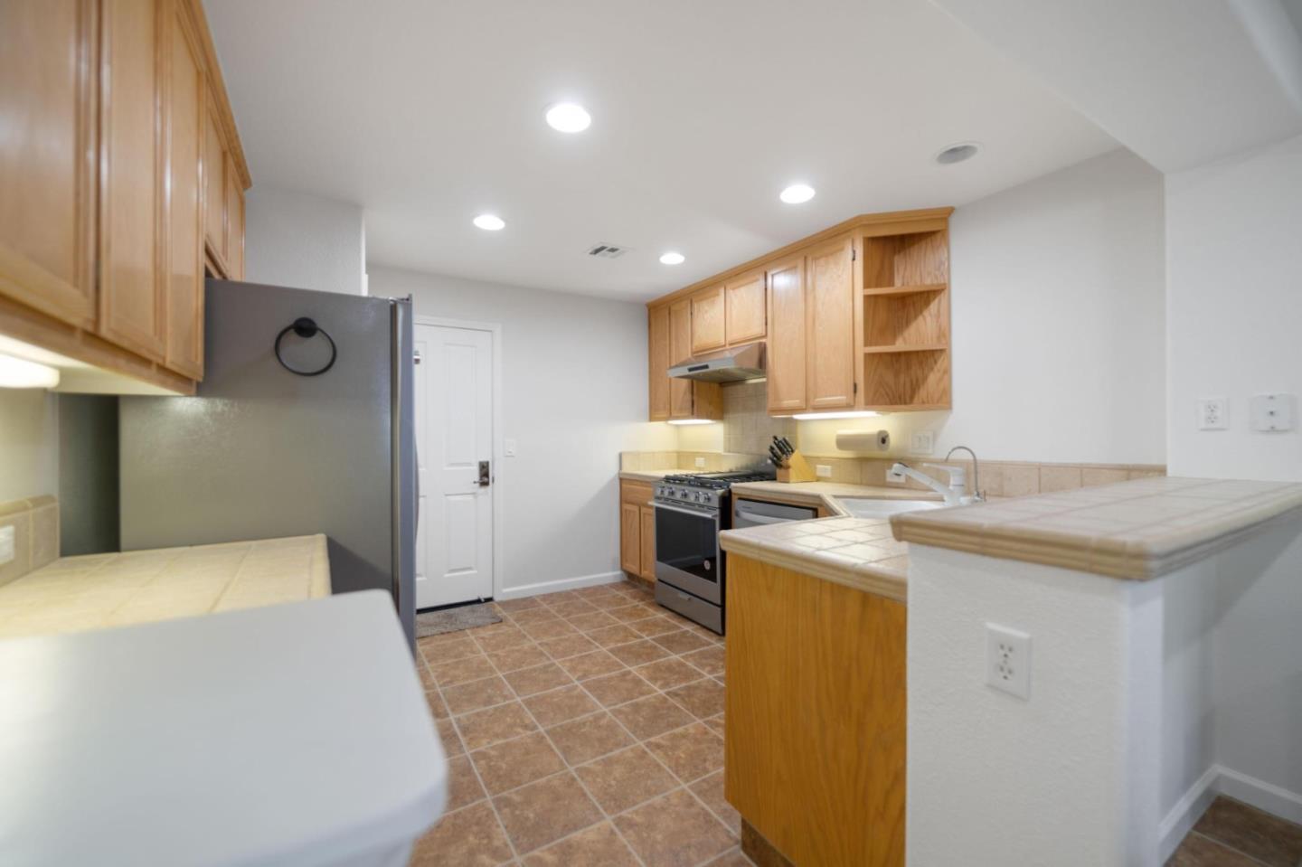 Detail Gallery Image 9 of 37 For 3963 Mosher Dr, San Jose,  CA 95135 - 3 Beds | 2/1 Baths