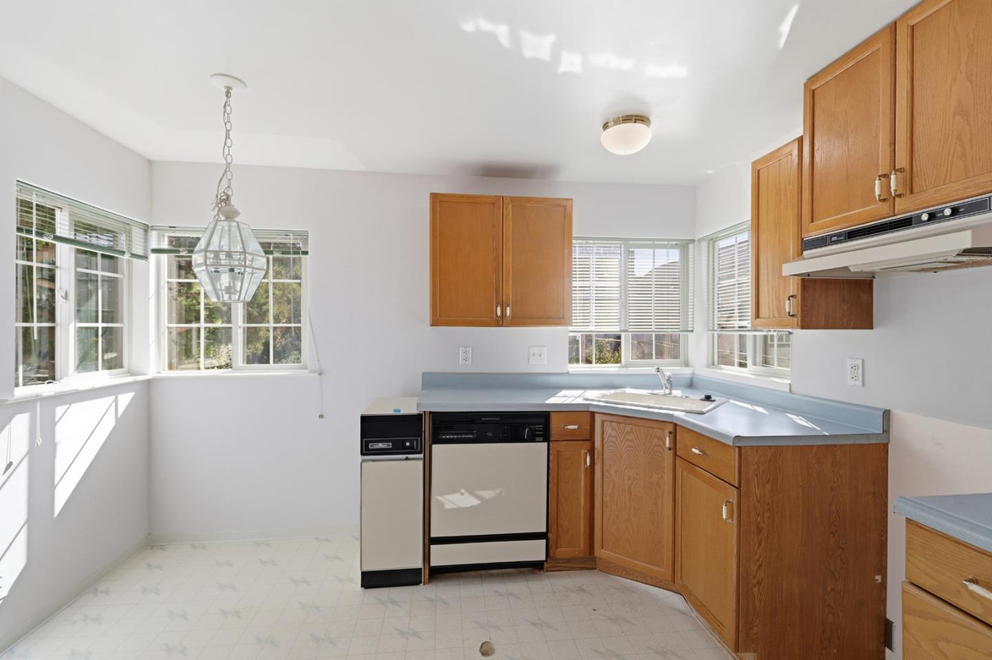 Detail Gallery Image 30 of 33 For 560 Everett Ave, Palo Alto,  CA 94301 - – Beds | – Baths