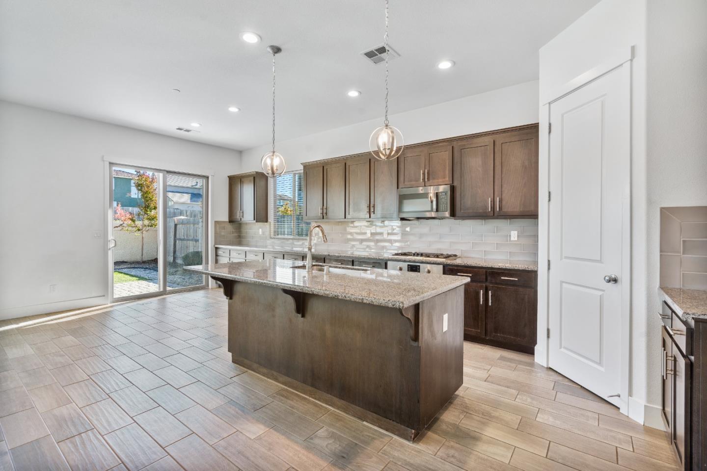 Detail Gallery Image 11 of 47 For 1481 Azalea Ct, Hollister,  CA 95023 - 3 Beds | 2/1 Baths