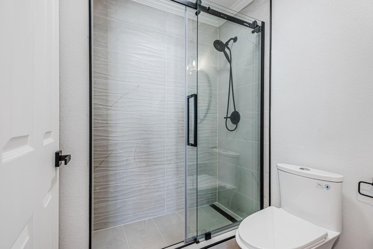 Detail Gallery Image 12 of 44 For 4 Brigantine Ln, Redwood City,  CA 94065 - 3 Beds | 2/1 Baths