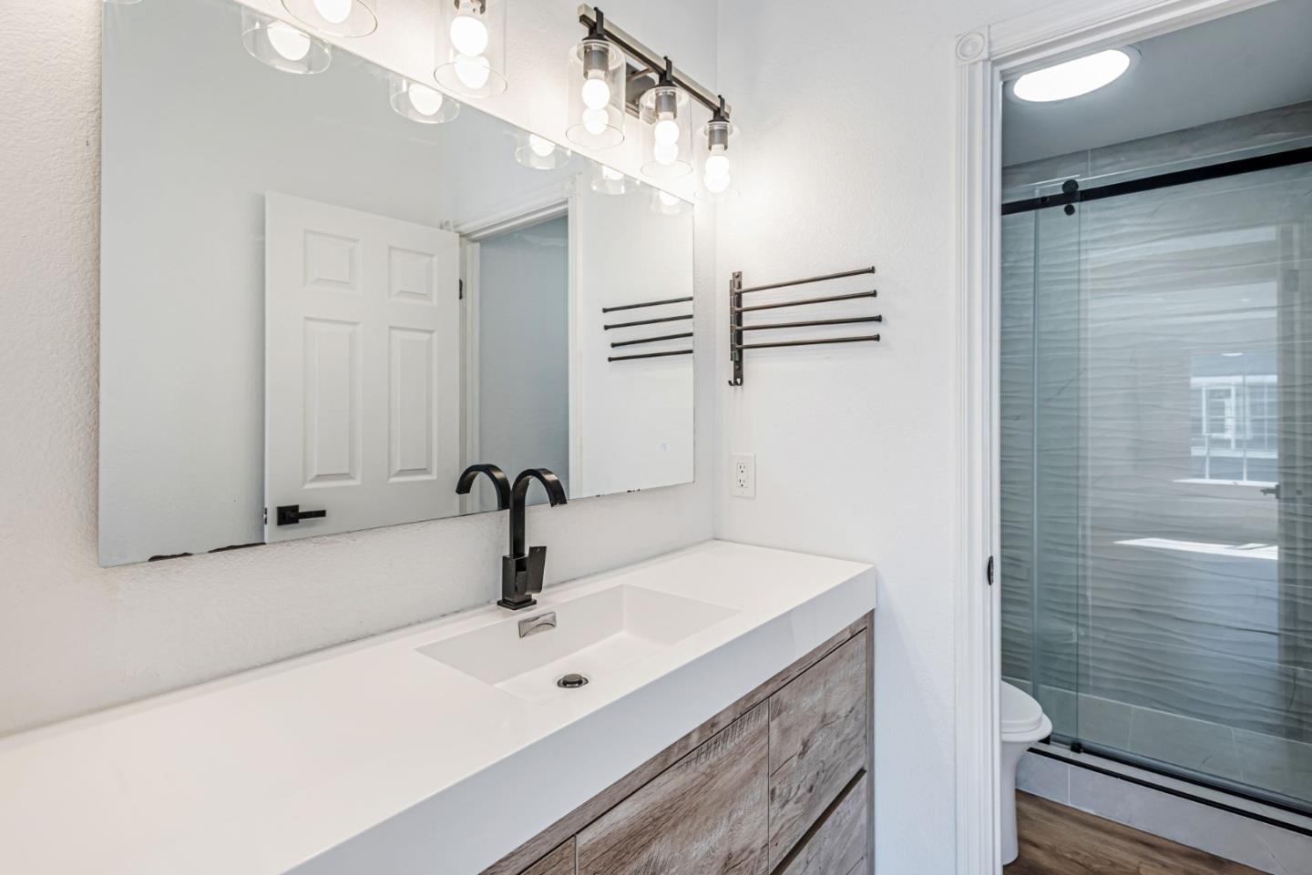 Detail Gallery Image 14 of 44 For 4 Brigantine Ln, Redwood City,  CA 94065 - 3 Beds | 2/1 Baths