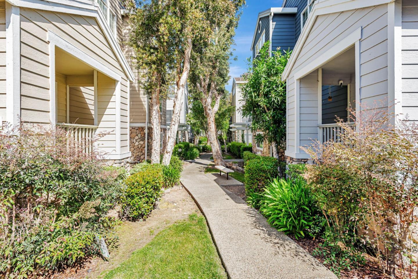 Detail Gallery Image 34 of 44 For 4 Brigantine Ln, Redwood City,  CA 94065 - 3 Beds | 2/1 Baths