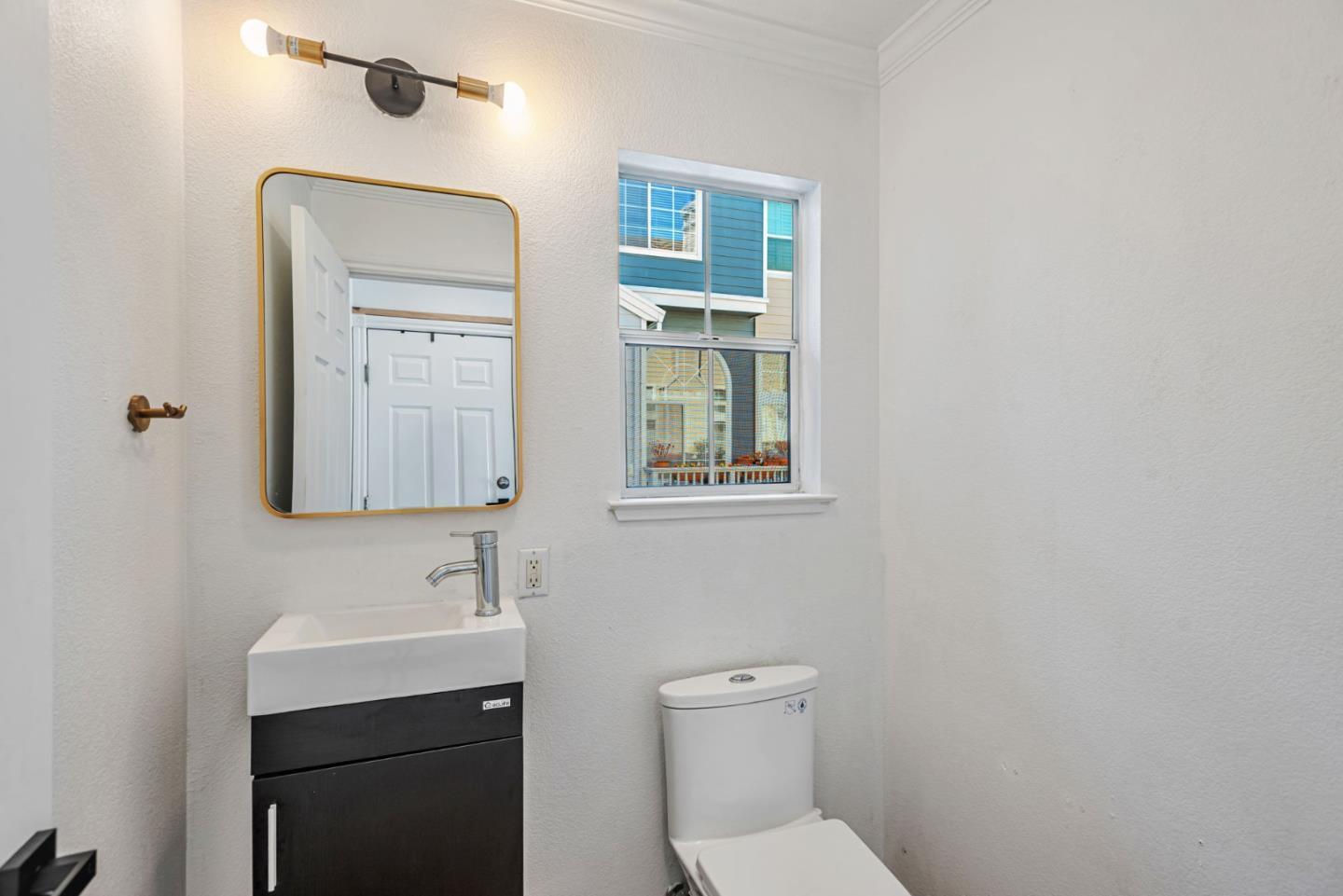 Detail Gallery Image 5 of 44 For 4 Brigantine Ln, Redwood City,  CA 94065 - 3 Beds | 2/1 Baths