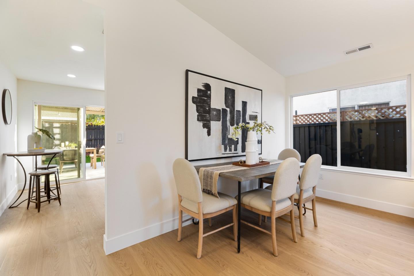 Detail Gallery Image 4 of 17 For 262 Checkers Dr, San Jose,  CA 95116 - 3 Beds | 2 Baths