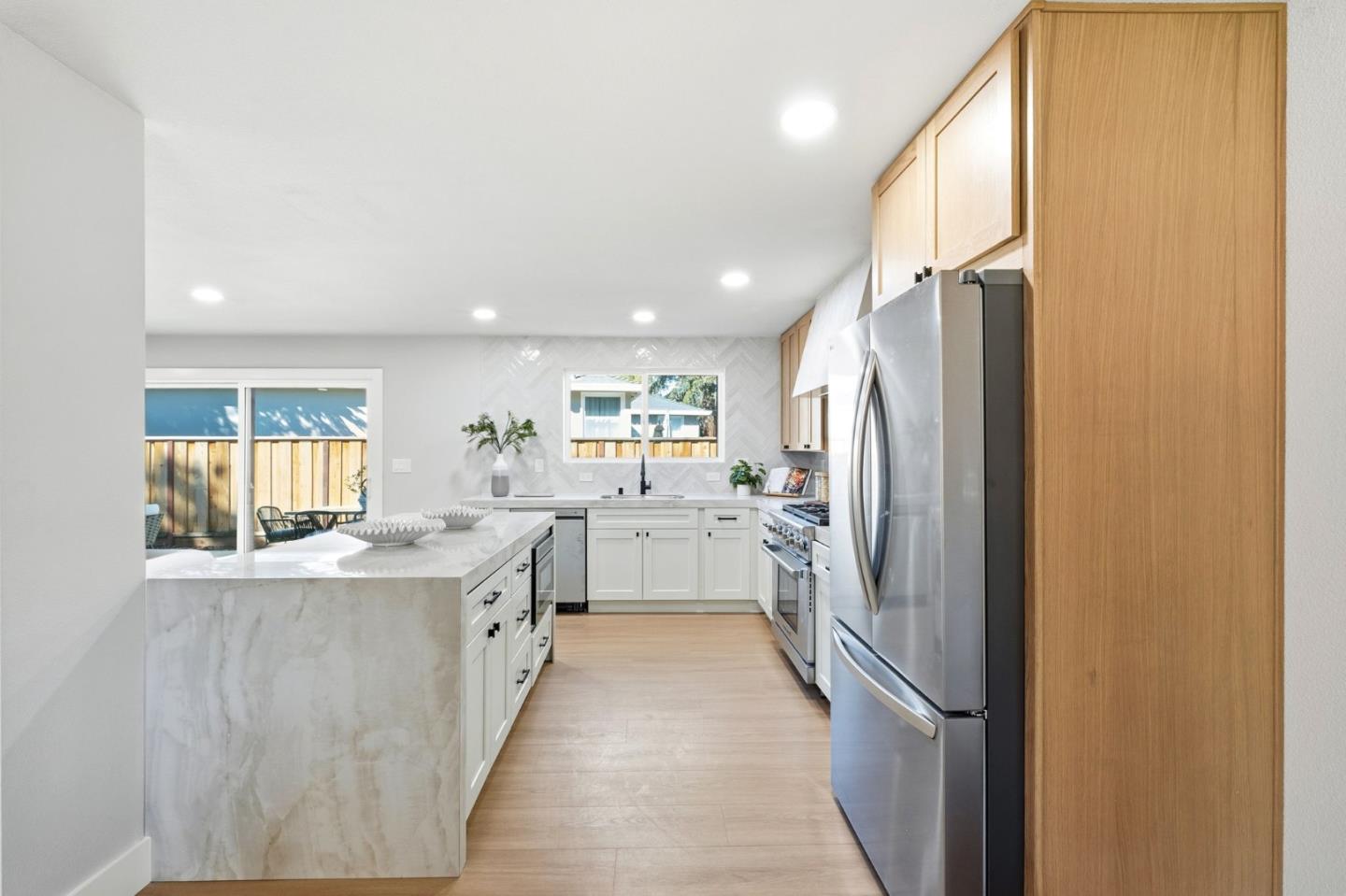 Detail Gallery Image 9 of 27 For 2474 Washington Ave, Redwood City,  CA 94061 - 4 Beds | 3/1 Baths