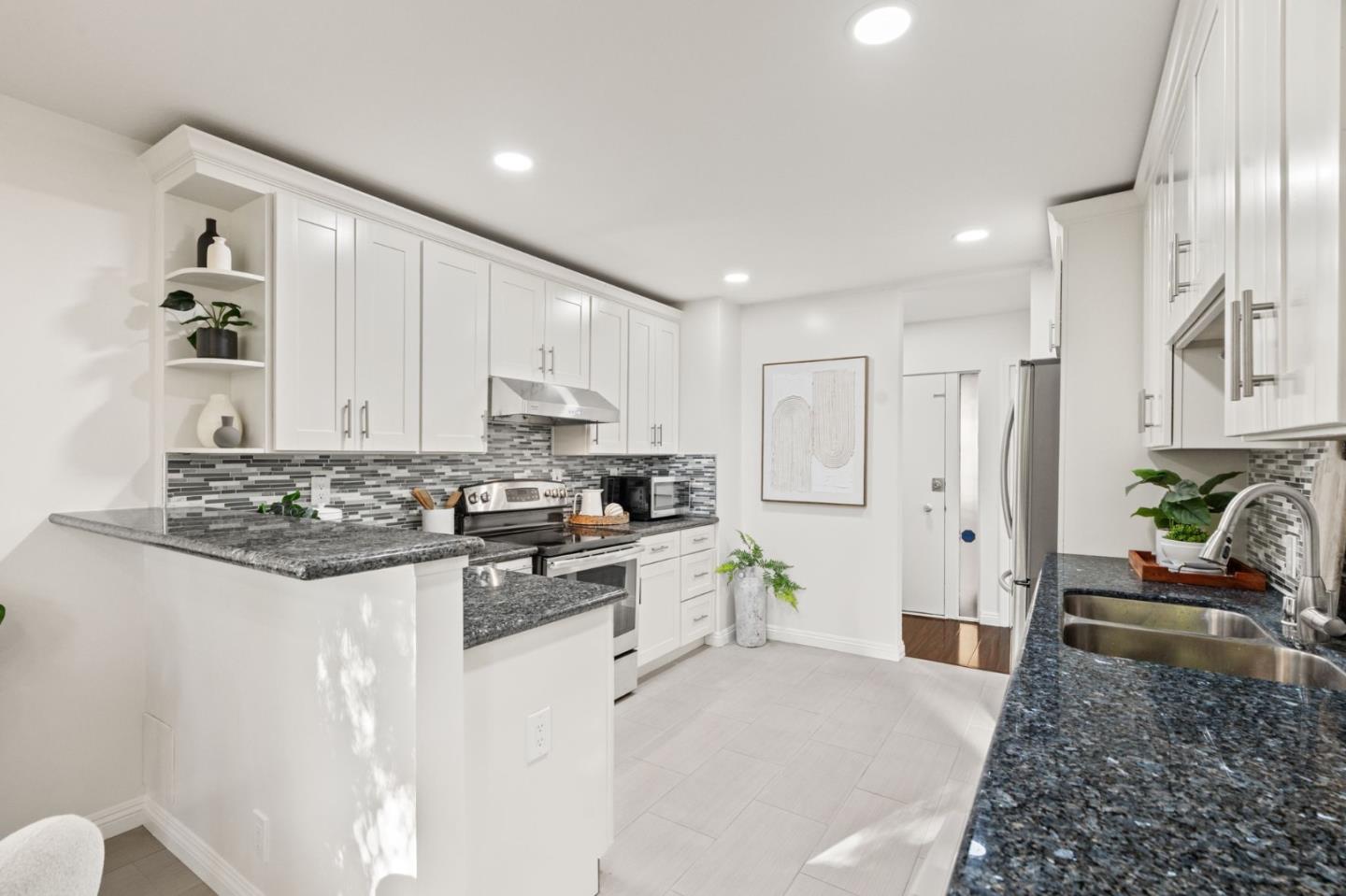 Detail Gallery Image 10 of 42 For 455 Grant Ave #8,  Palo Alto,  CA 94306 - 3 Beds | 2 Baths