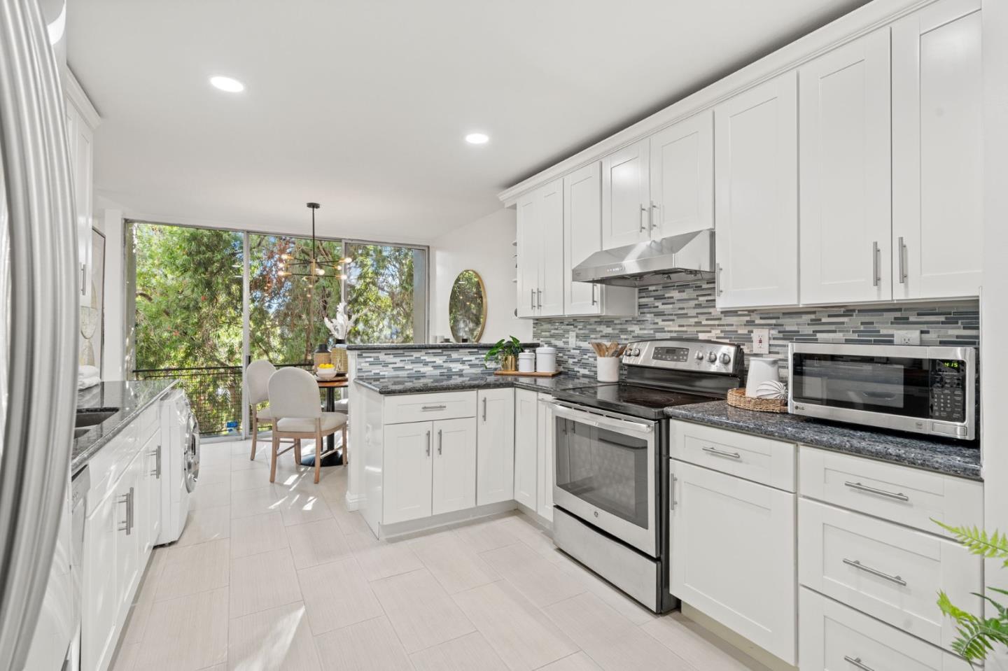 Detail Gallery Image 5 of 42 For 455 Grant Ave #8,  Palo Alto,  CA 94306 - 3 Beds | 2 Baths