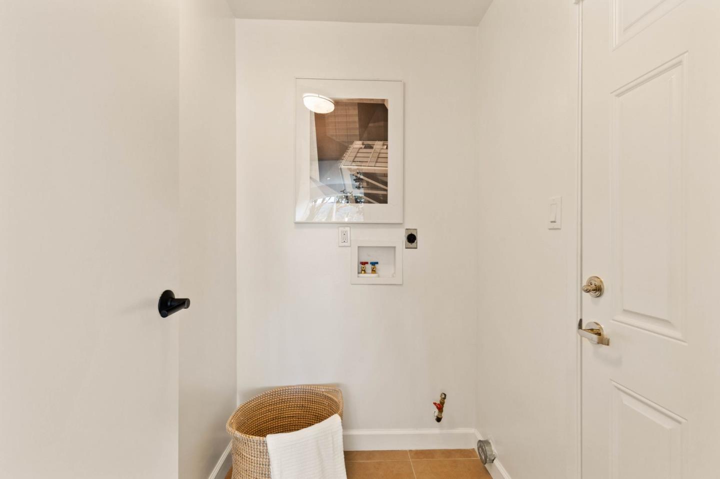 Detail Gallery Image 14 of 46 For 3470 La Mesa Dr, San Carlos,  CA 94070 - 6 Beds | 3 Baths