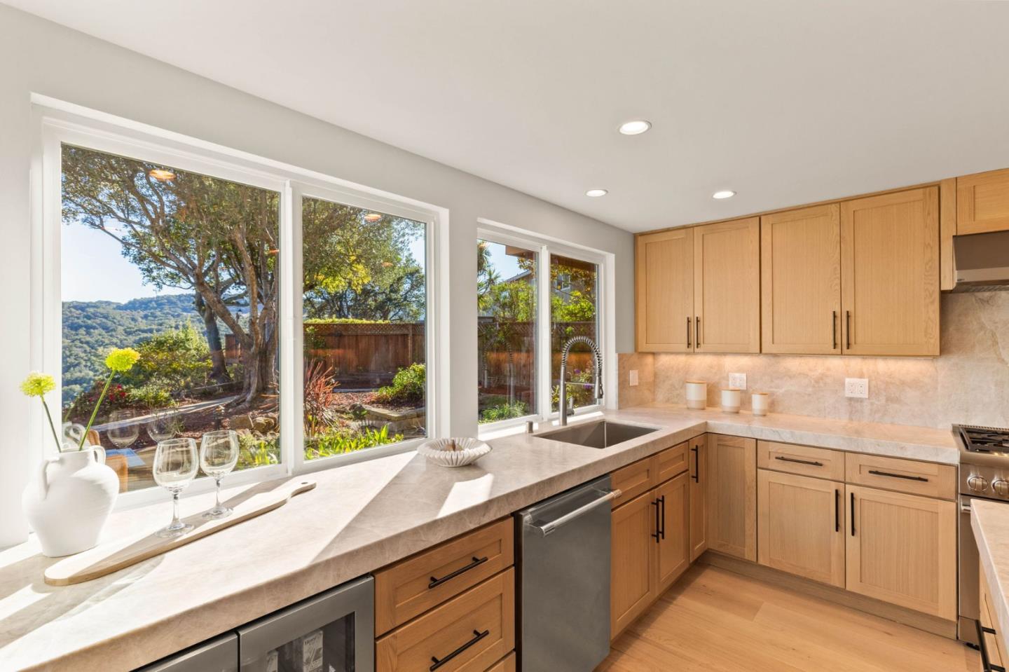 Detail Gallery Image 17 of 46 For 3470 La Mesa Dr, San Carlos,  CA 94070 - 6 Beds | 3 Baths