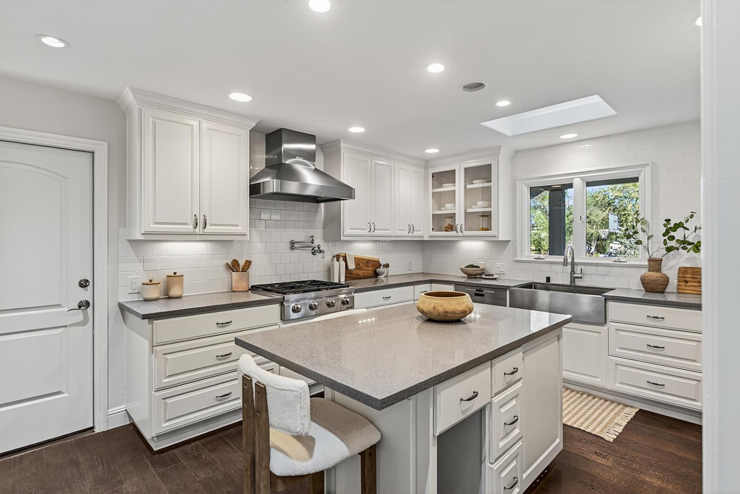 Detail Gallery Image 8 of 45 For 665 Belden Ct, Los Altos,  CA 94022 - 4 Beds | 2/1 Baths