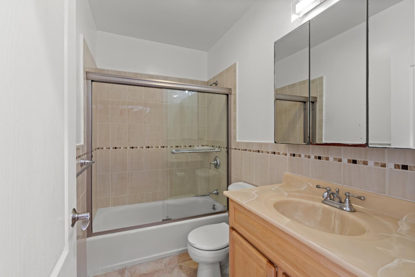 Detail Gallery Image 8 of 30 For 1047 Schwerin St, Daly City,  CA 94014 - 5 Beds | 3 Baths