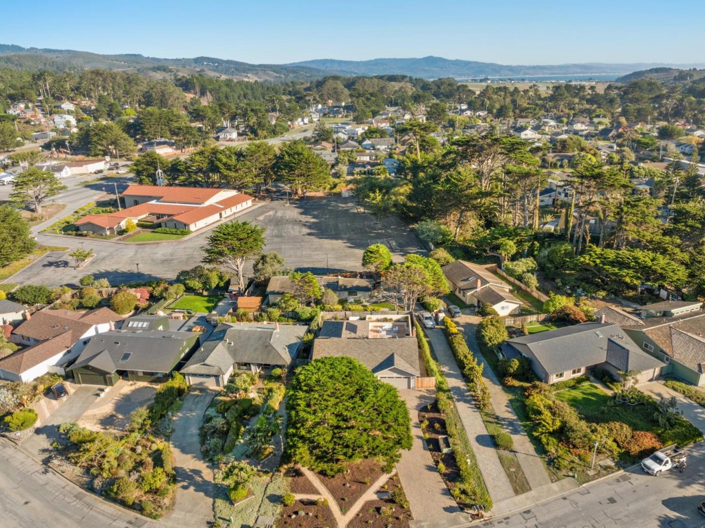 Detail Gallery Image 9 of 59 For 141 Arbor Ln, Moss Beach,  CA 94038 - 3 Beds | 2 Baths