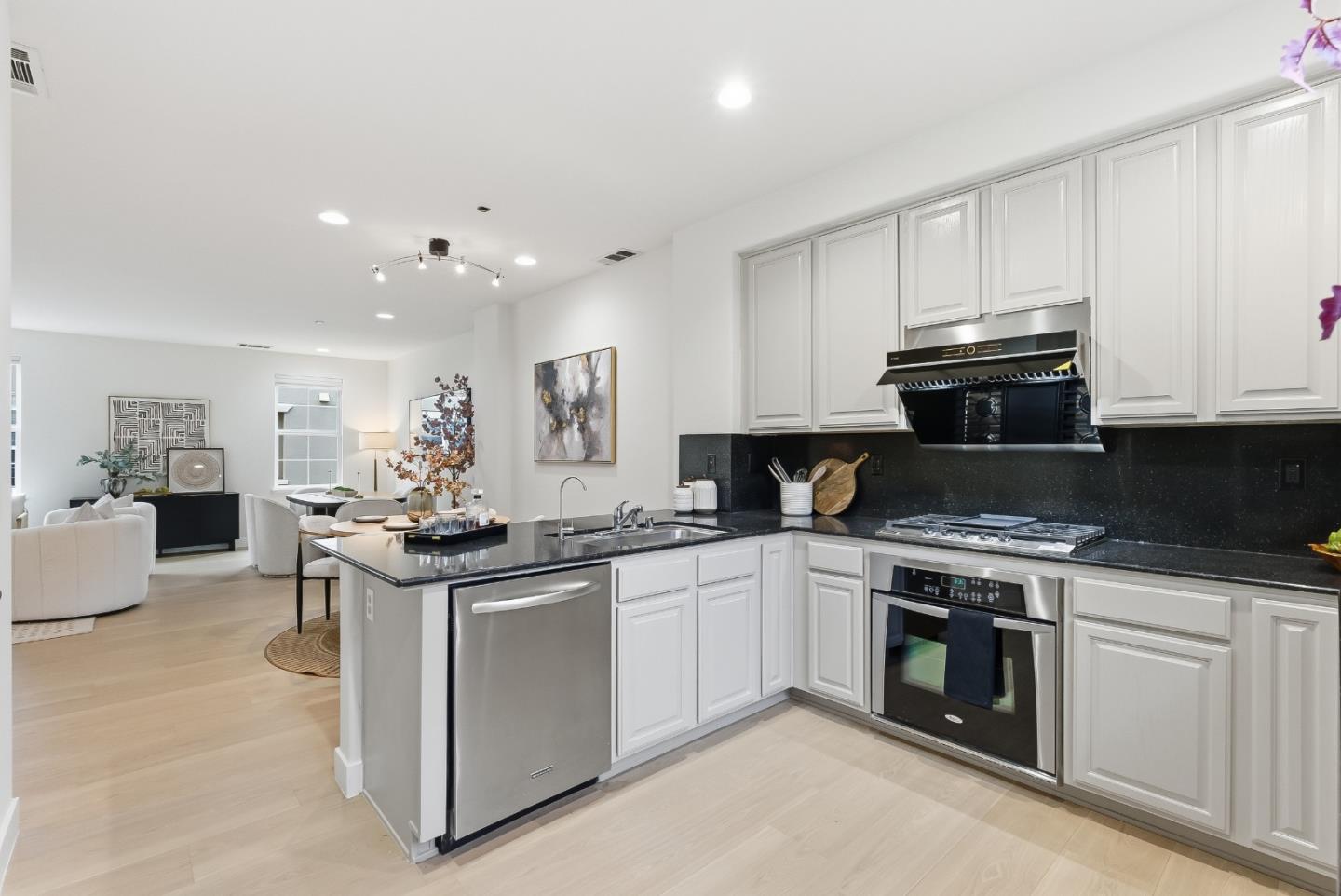 Detail Gallery Image 5 of 35 For 806 Sevin Ter, San Jose,  CA 95133 - 3 Beds | 2/1 Baths