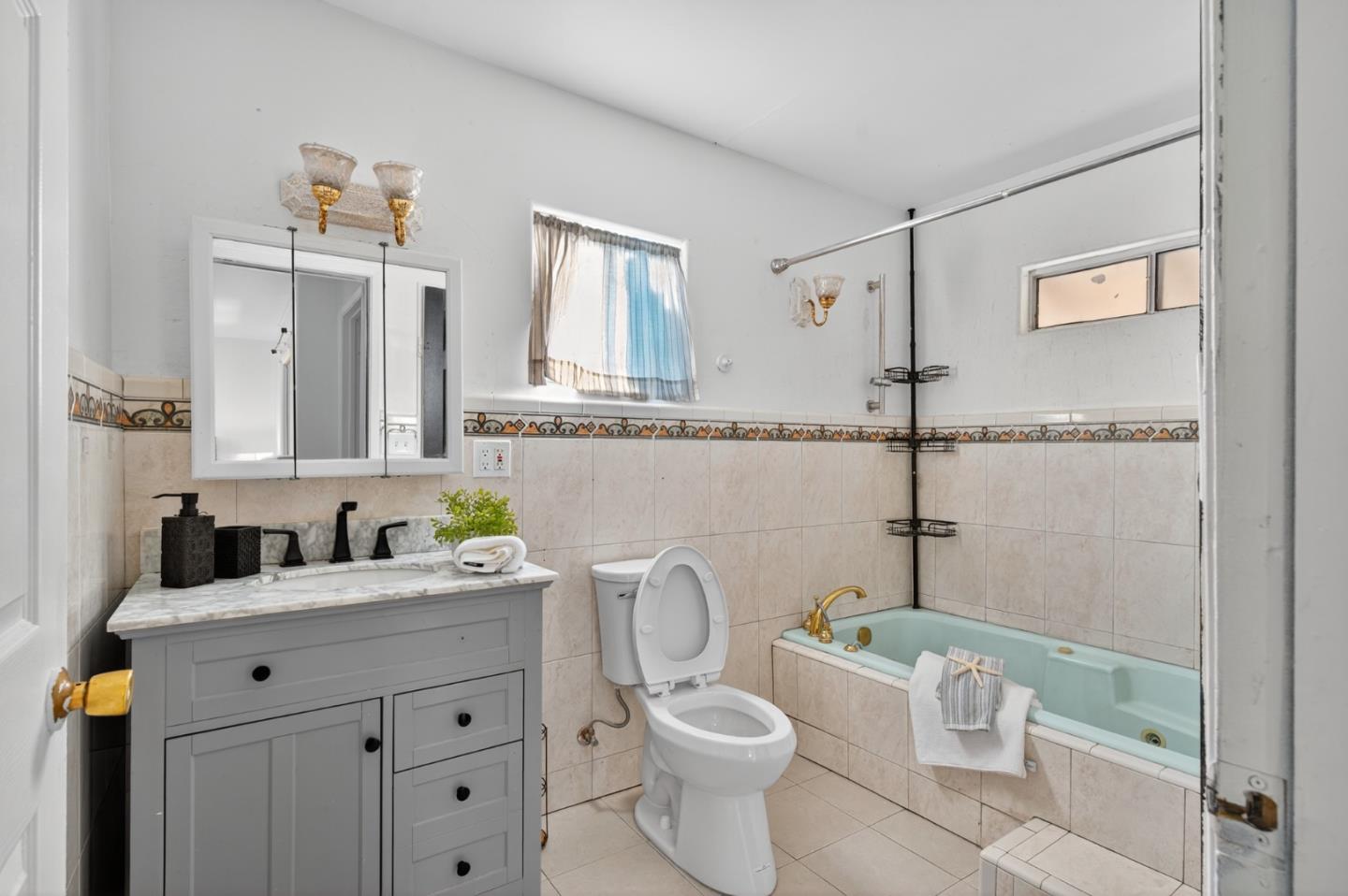 Detail Gallery Image 21 of 35 For 22133 Peralta, Hayward,  CA 94541 - 4 Beds | 3 Baths