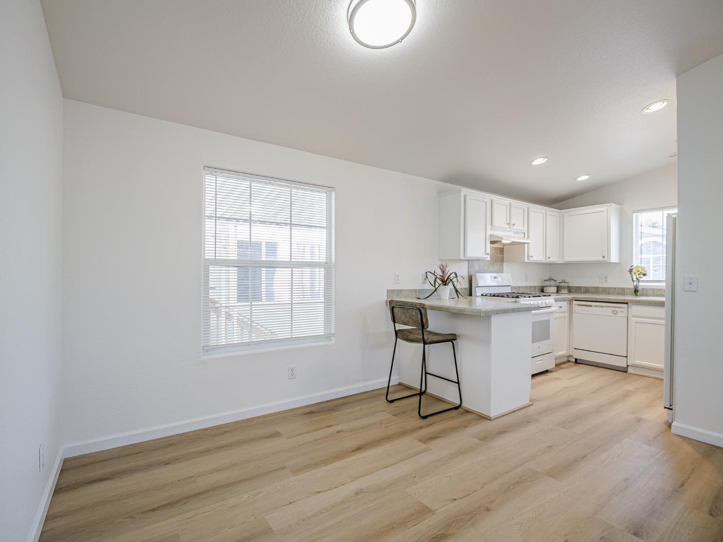 Detail Gallery Image 11 of 43 For 3710 Gross Rd #12,  Santa Cruz,  CA 95062 - 3 Beds | 2 Baths