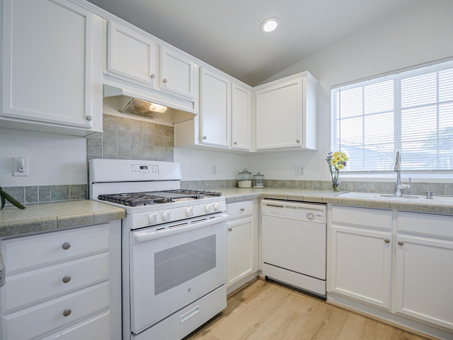 Detail Gallery Image 17 of 43 For 3710 Gross Rd #12,  Santa Cruz,  CA 95062 - 3 Beds | 2 Baths