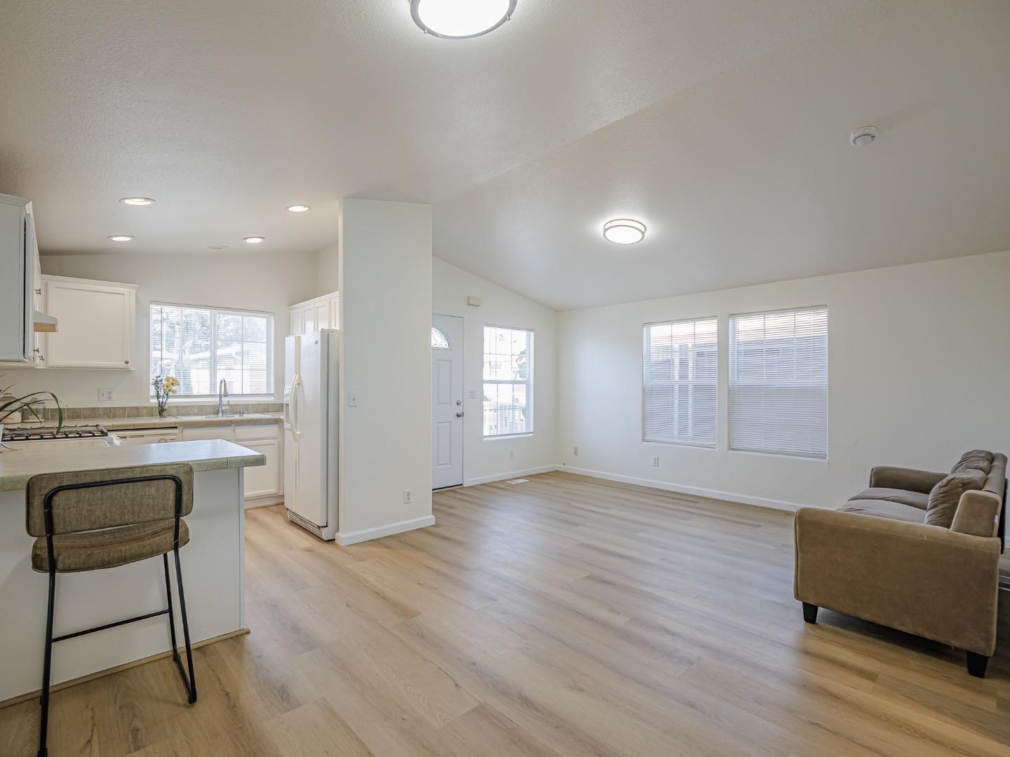 Detail Gallery Image 4 of 43 For 3710 Gross Rd #12,  Santa Cruz,  CA 95062 - 3 Beds | 2 Baths