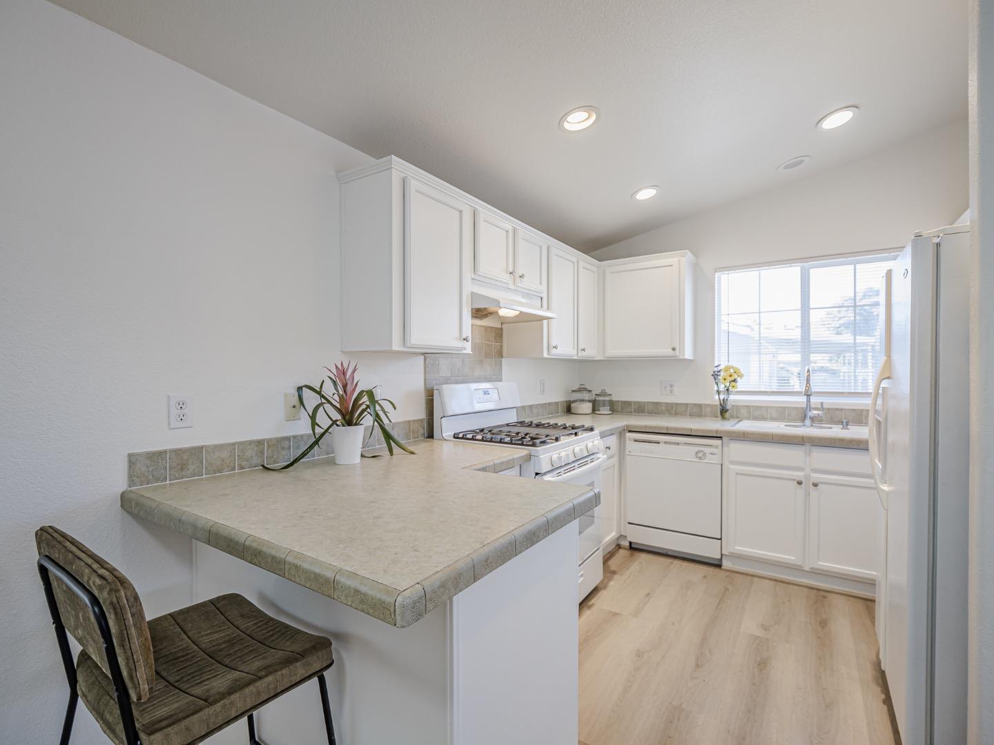 Detail Gallery Image 5 of 43 For 3710 Gross Rd #12,  Santa Cruz,  CA 95062 - 3 Beds | 2 Baths